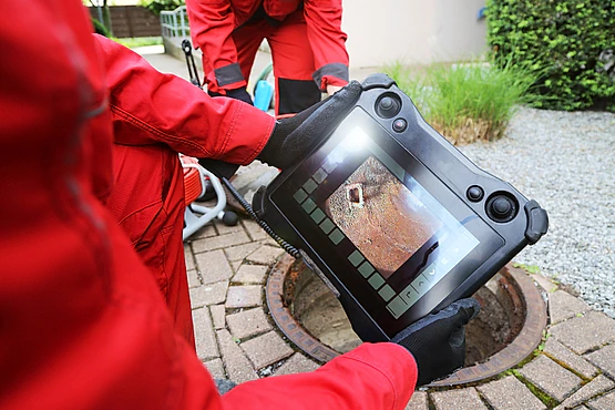 Rohrreinigung Fachpersonal führt eine Kamerainspektion durch